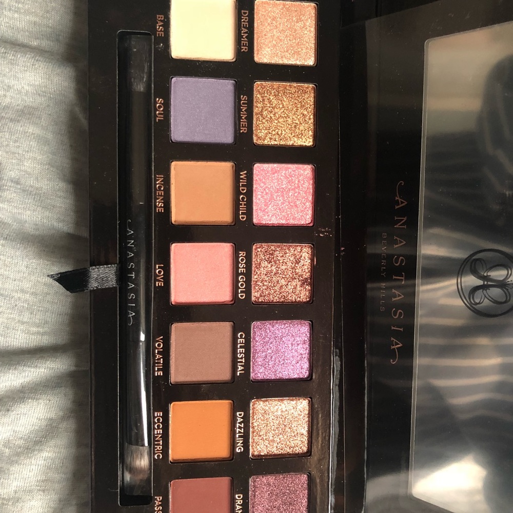 NORVINA PALETTE BRAND NEW NEVER USED